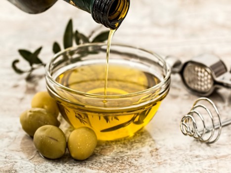 Olivenöl in Schale gegossen